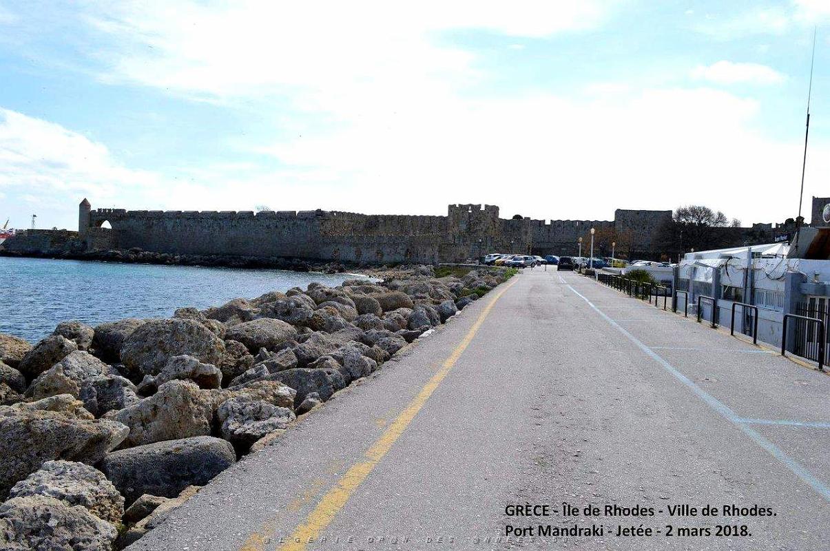 063- Rhodes ville et port d'honneur.JPG